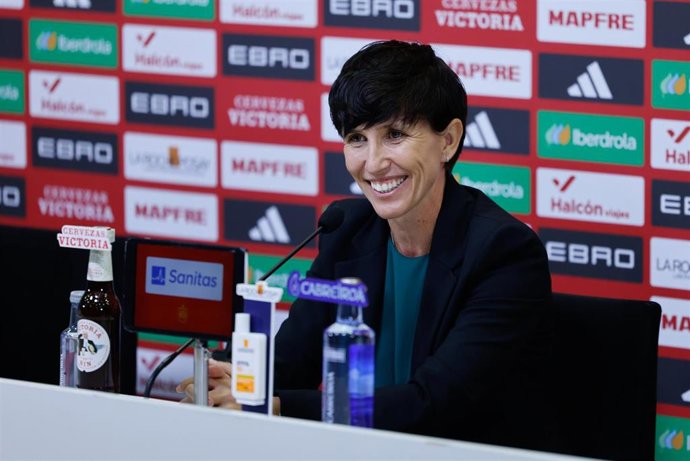 Archivo - La seleccionadora nacional femenina de fútbol Sonia Bermúdez durante una rueda de prensa