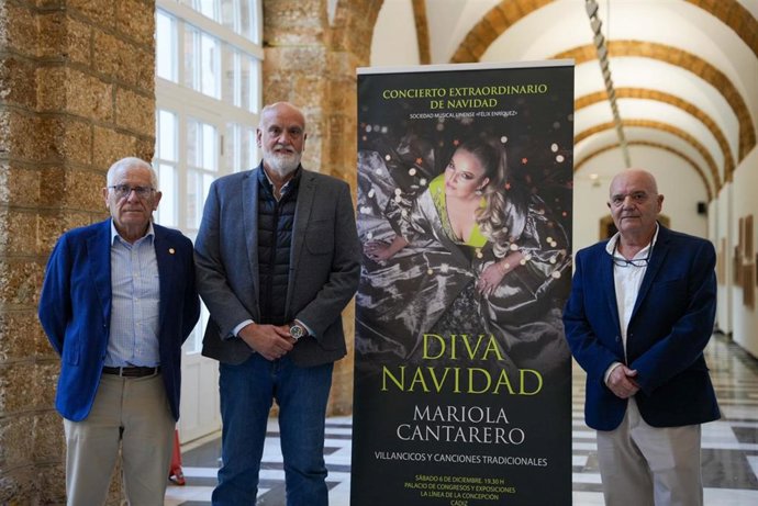 El vicepresidente segundo de la Diputación de Cádiz, Javier Vidal, junto al presidente de la Sociedad Musical Linense Félix Enríquez, Francisco Mescua, y su secretario, Juan Sánchez.