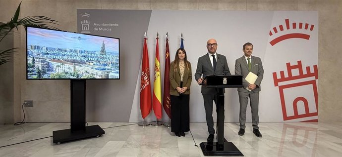 El concejal de Movilidad, Gestión Económica y Contratación, José Francisco Muñoz, acompañado de los ediles Rebeca Pérez y Marco Antonio Fernández