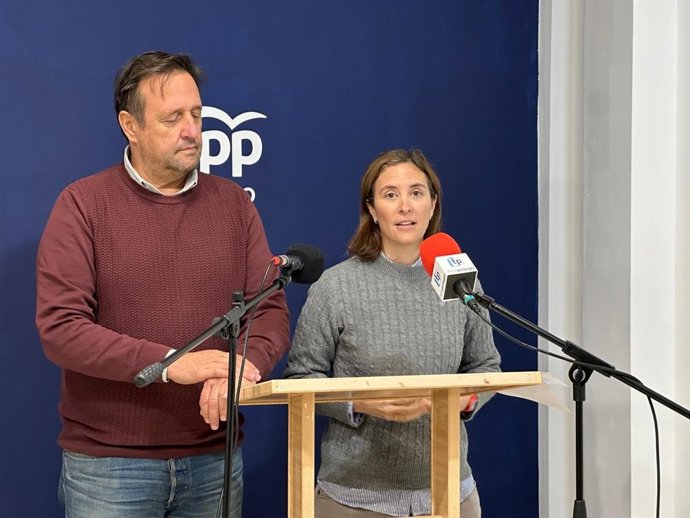 La senadora del PP de Córdoba Cristina Casanueva en Priego de Córdoba con el portavoz del PP en el Ayuntamiento, Javier Ibáñez.