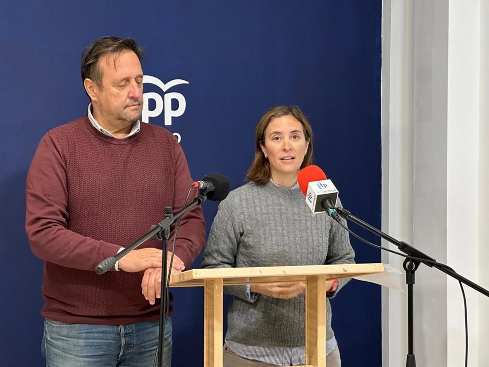 La senadora del PP de Córdoba Cristina Casanueva en Priego de Córdoba con el portavoz del PP en el Ayuntamiento, Javier Ibáñez.