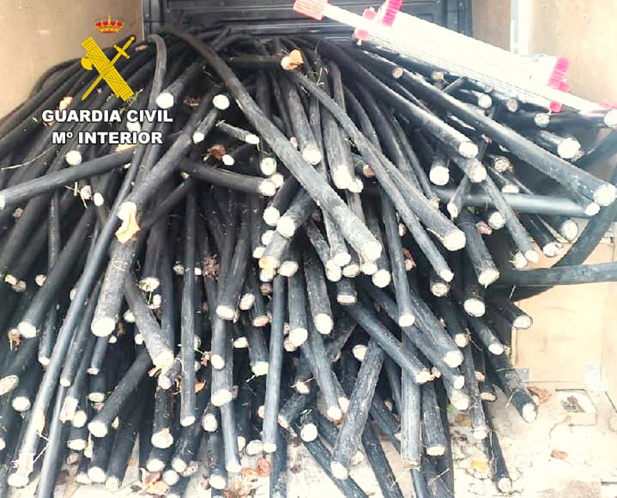 La Guardia Civil sorprende a una furgoneta por exceso de carga y detiene a dos hombres por robar 2.250 kilos de cobre