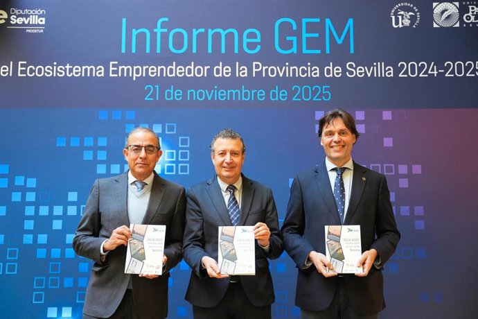 El presidente de la Diputación de Sevilla, Javier Fernández, junto al rector de la Universidad Pablo de Olavide, Francisco Oliva, y por el rector de la Universidad de Sevilla, Miguel Ángel Castro, en la presentación del Informe GEM de Sevilla.