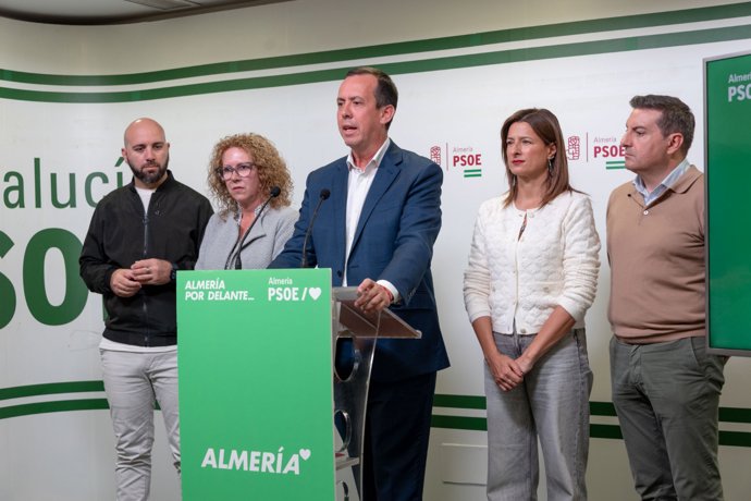 El secretario general del PSOE de Almería, José María Martín, junto a miembros del partido.