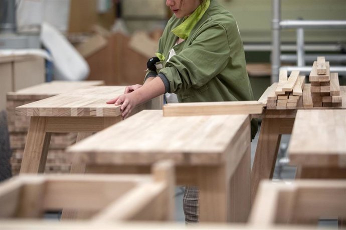 Archivo - Persona trabajando. Imagen de archivo.