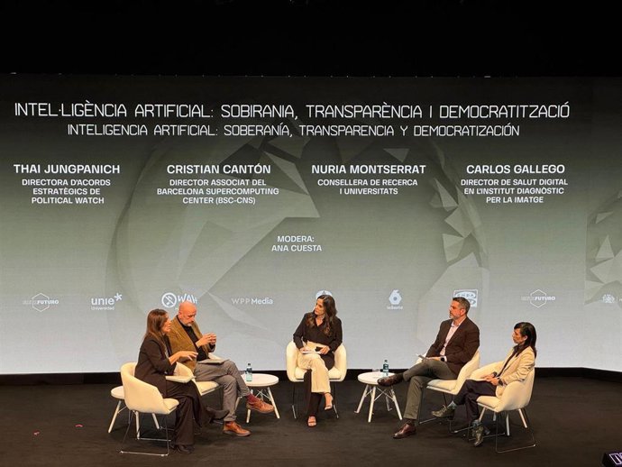 Mesa redonda en la que han participado Núria Montserrat y Cristian Canton