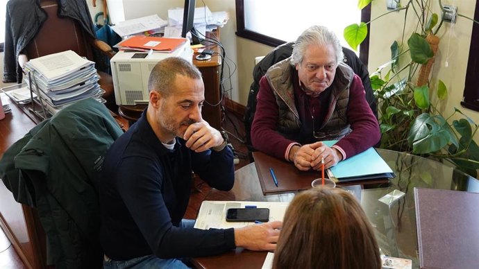 El alcalde de Siero, Ángel García, con Fernando Díaz, representante de la propiedad de el local de El Berrón.