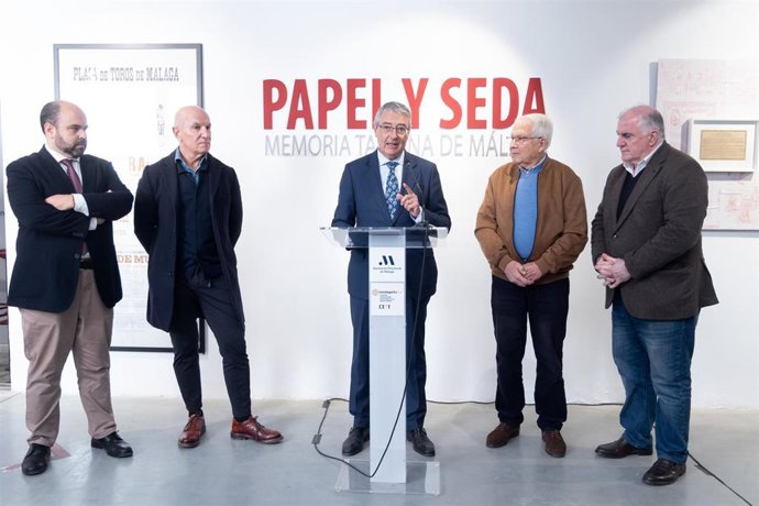 El presidente de la Diputación de Málaga, Francisco Salado, ha inaugurado la exposición junto a los responsables de Toroshopping, empresa que gestiona el centro, Pedro Gracia y Fabienne Meric.