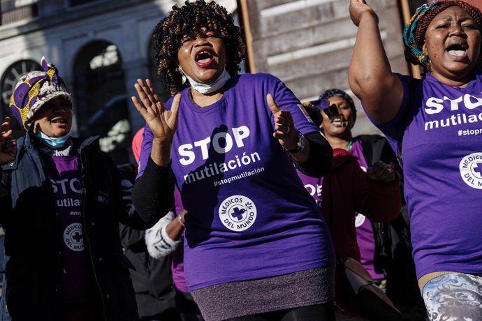 Archivo - Un grupo de mujeres durante un acto para conmemorar el Día Internacional de la Tolerancia Cero contra la Mutilación Genital Femenina.