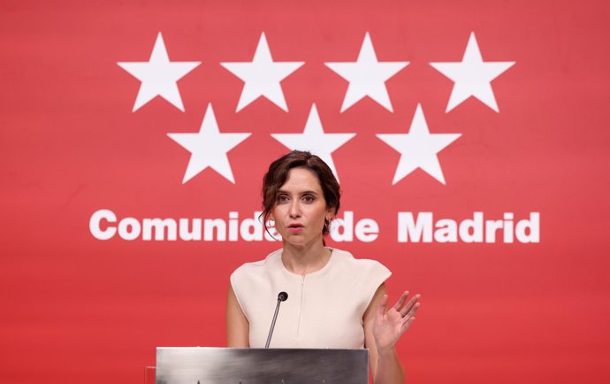 La presidenta de la Comunidad de Madrid, Isabel Díaz Ayuso, comparece ante los medios de comunicación, a 21 de noviembre de 2025, en Madrid (España).