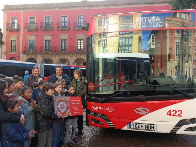 La alcaldesa gijonesa, Carmen Moriyón, junto al concejal de Tráfico, Movilidad y Transporte Público, Pelayo Barcia,  al edil de Deportes y Educación, Jorge Pañeda, y escolares presentan los nuevos autobuses híbridos articulados de Emtusa.