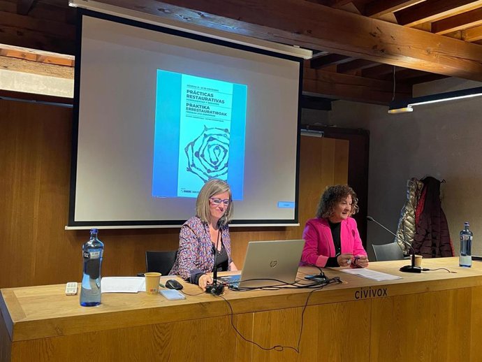 La directora general de Justicia, Maite Arenaza, durante su intervención, junto a la Presidenta de ANAME,  María Rovira