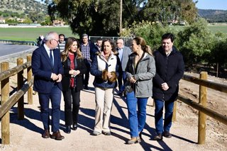 La consejera de Sostenibilidad y Medio Ambiente, Catalina García (3d), en la inauguración de la vía pecuaria Puerta Verde de Linares, tras su recuperación.
