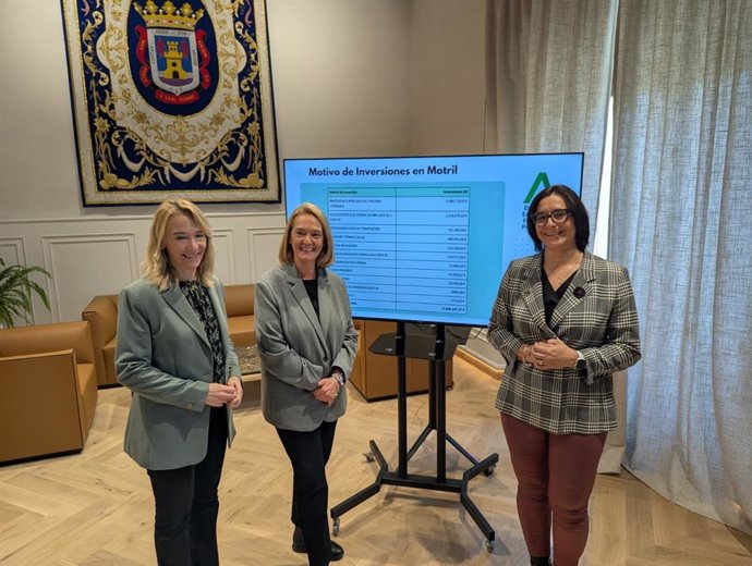 La alcaldesa de Motril, Luisa García Chamorro, en el centro en la imagen, durante la visita de la delegada de Desarrollo Educativo de la Junta en Granada, María José Martín, a su izquierda