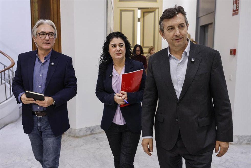 El presidente de la CEV, Vicente Lafuente (d), la secretaria general de CCOO-PV, Ana García Alcolea, y el secretario general de UGT-PV, Tino Calero (i), durante un encuentro en el marco del diálogo social