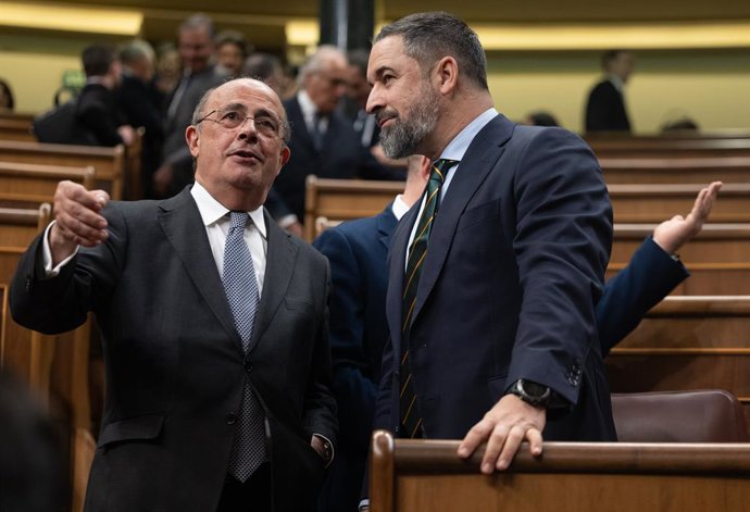Archivo - El líder de Vox, Santiago Abascal (d), y el diputado de Vox, Ignacio Gil Lázaro (i), durante una sesión plenaria, en el Congreso de los Diputados, a 12 de marzo de 2024, en Madrid (España). El Pleno del Congreso debate y vota una proposición de 