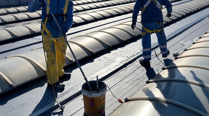 Intervención de urgencia realizada en los últimos días en la cubierta del polideportivo Pisuerga de Valladolid.