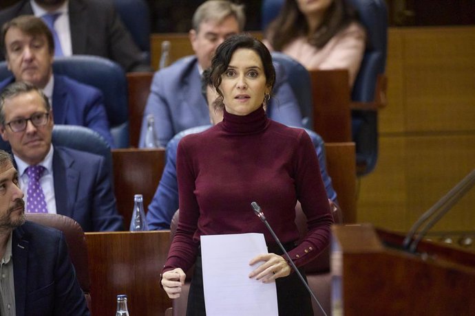 A Presidente da Comunidade de Madri, Isabel Díaz Ayuso, fala durante uma sessão plenária da Assembleia de Madri, em 20 de novembro de 2025, em Madri (Espanha).