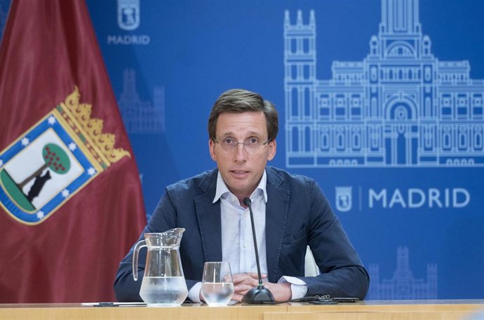 Archivo - El alcalde de Madrid, José Luis Martínez-Almeida, durante una rueda de prensa