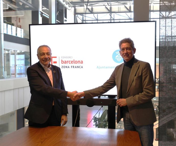 El alcalde de L'Hospitalet de Llobregat, David Quirós, y el delegado especial del Estado en el Consorci de la Zona Franca de Barcelona (CZFB), Pere Navarro.