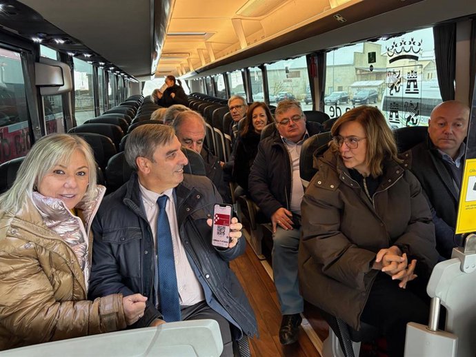 El consejero (2I) y la presidenta de la Diputación de Palencia (D) en un autobus.