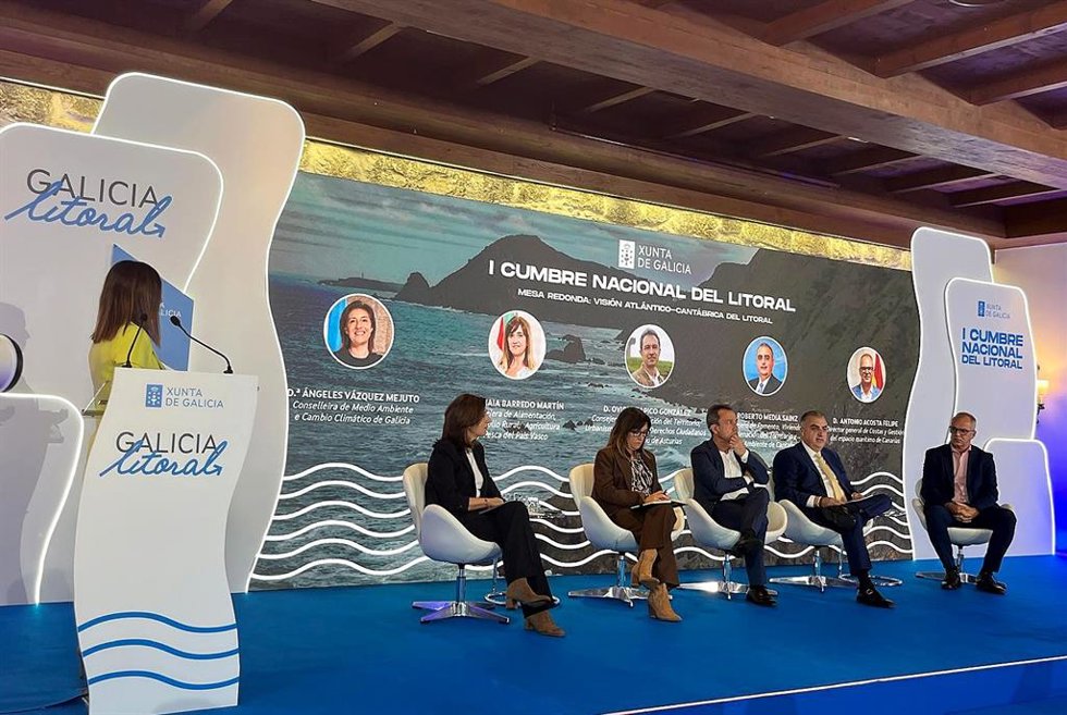 El consejero de Fomento, Vivienda, Ordenación del Territorio y Medio Ambiente, Roberto Media, interviene en la mesa redonda Visión Atlántico-Cantábrica del litoral, dentro de la I Cumbre Nacional del Litoral