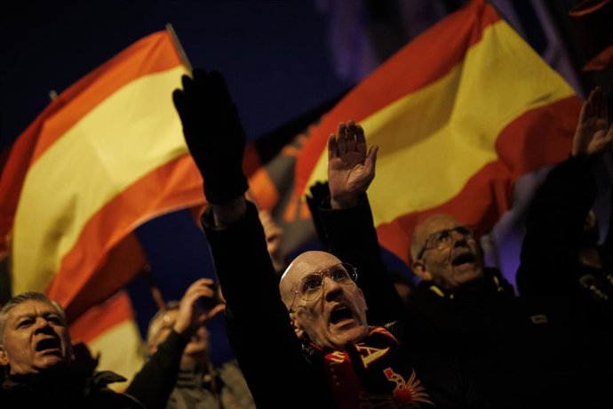 Archivo - Falangistas durante una manifestación.