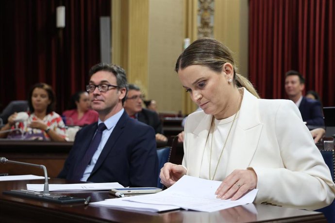 Archivo - La presidenta del Govern balear, Marga Prohens, y el conseller de Economía, Hacienda e Innovación, Antoni Costa.