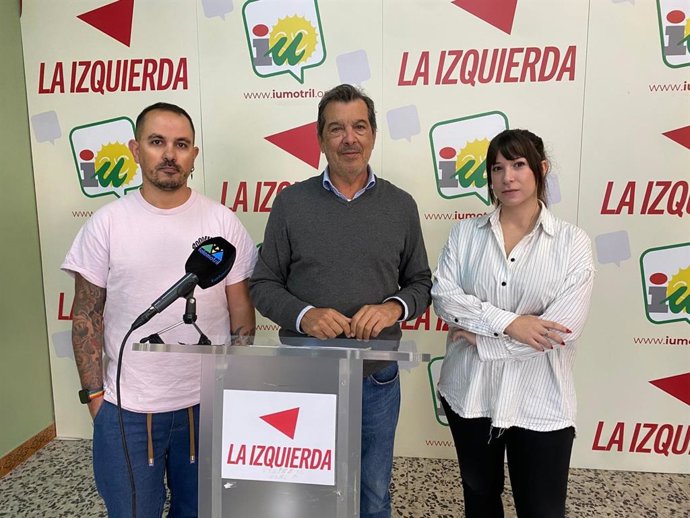El portavoz de IU en Motril, José García Llorente, en el centro en la imagen