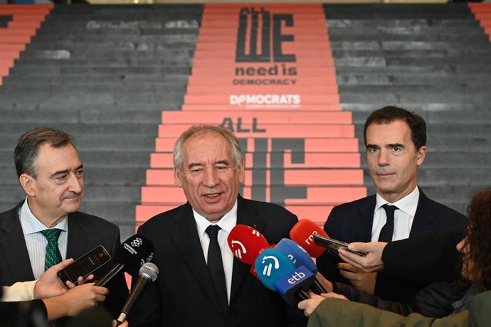 El presidente del PDE, François Bayrou, a su llegada a la celebración en Barakaldo del Congreso del Partido Demócrata Europeo, en el BEC