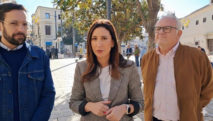 La vicesecretaria general del PSOE de Málaga y diputada nacional, Mari Nieves Ramírez, y el secretario general del PSOE de Vélez-Málaga y senador, Víctor González, en rueda de prensa.