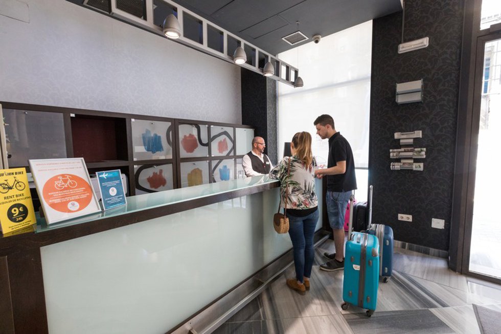 Archivo - Una pareja registrándose en un hotel