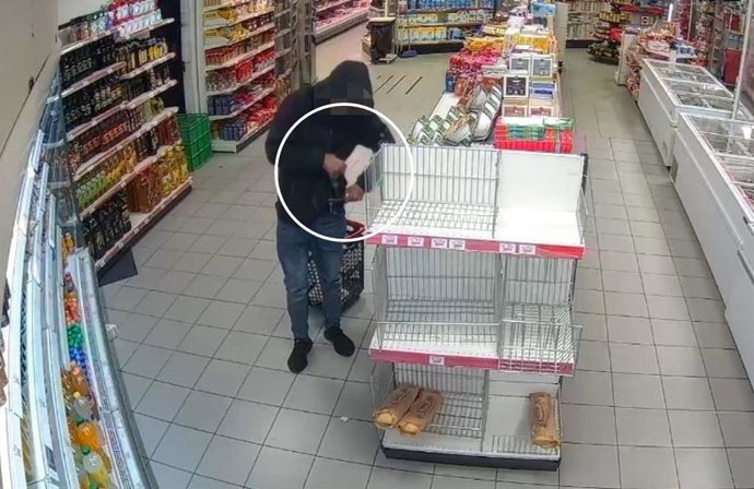 Cámaras de seguridad captan a uno de los detenidos robando en una de las tiendas.