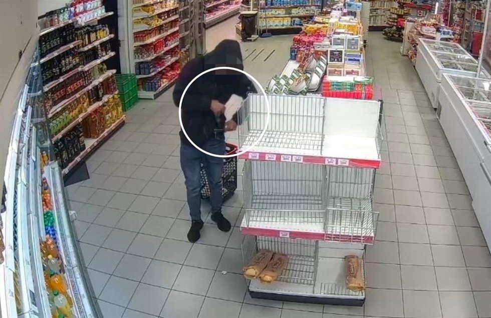 Cámaras de seguridad captan a uno de los detenidos robando en una de las tiendas.
