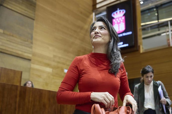 La portavoz de Más Madrid en la Asamblea de Madrid, Manuela Bergerot, a su llegada a un pleno de la Asamblea de Madrid.