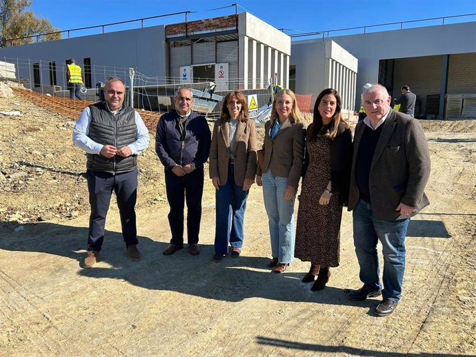 El vicepresidente de la Diputacíón, Manuel Marmolejo, ha visitado las obras del parque junto a la diputada de Fomento e Infraestructuras, Nieves Atencia, y los alcaldes de Álora y Pizarra, Francisco Martínez y Félix Lozano, respectivamente.
