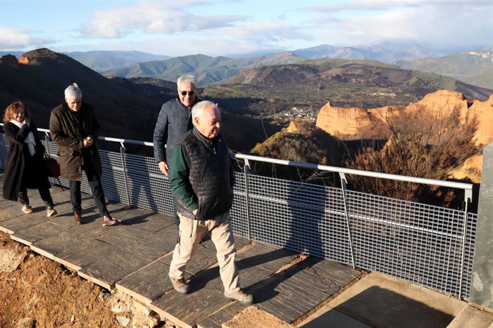 Imagen de la visita del consejero de Cultura, Turismo y Deporte, Gonzalo Santonja, al mirador de Orellán de Las Médulas (León).