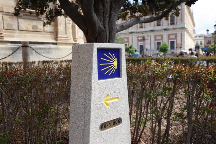 Archivo - Monolito que señala el paso del Camino de Santiago en la Avenida de la Constitución, esquina a Fray Ceferino González. 