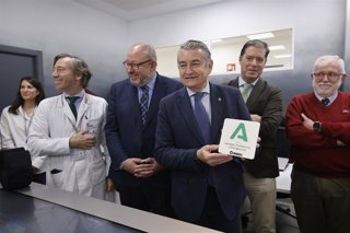 El consejero de Sanidad, Presidencia y Emergencias de la Junta de Andalucía, Antonio Sanz (centro), durante su visita el Instituto Maimónides de Investigación Biomédica de Córdoba (Imibic).