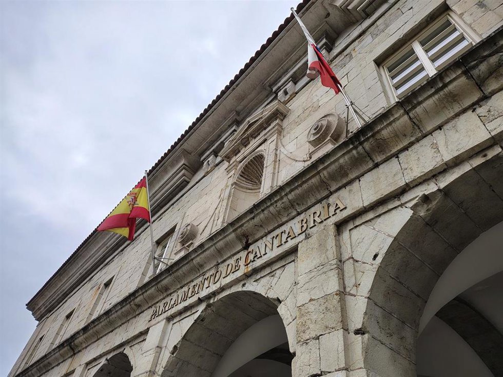 Archivo - Fachada del Parlamento de Cantabria