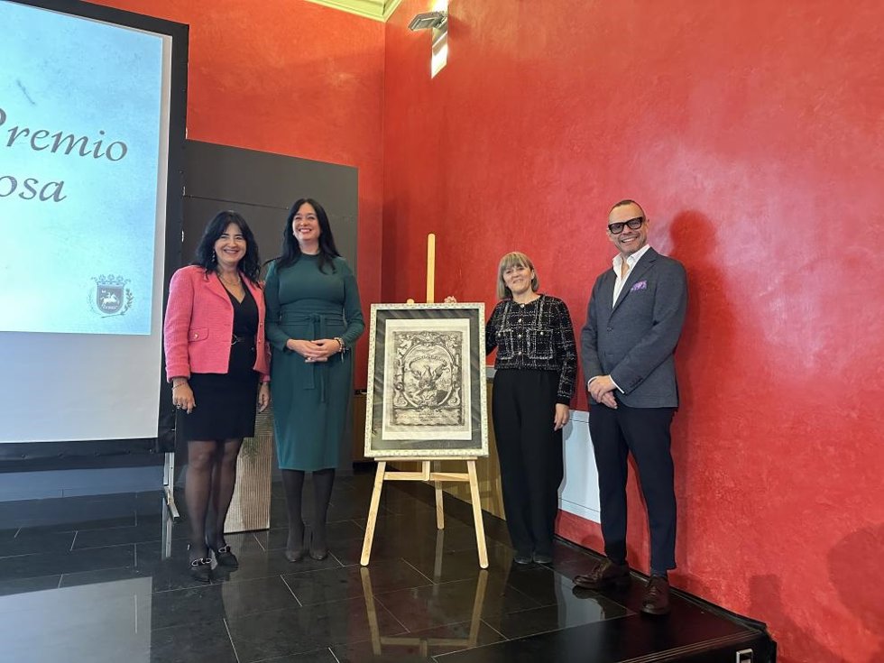 Acto de entrega del premio a María José Arbués.