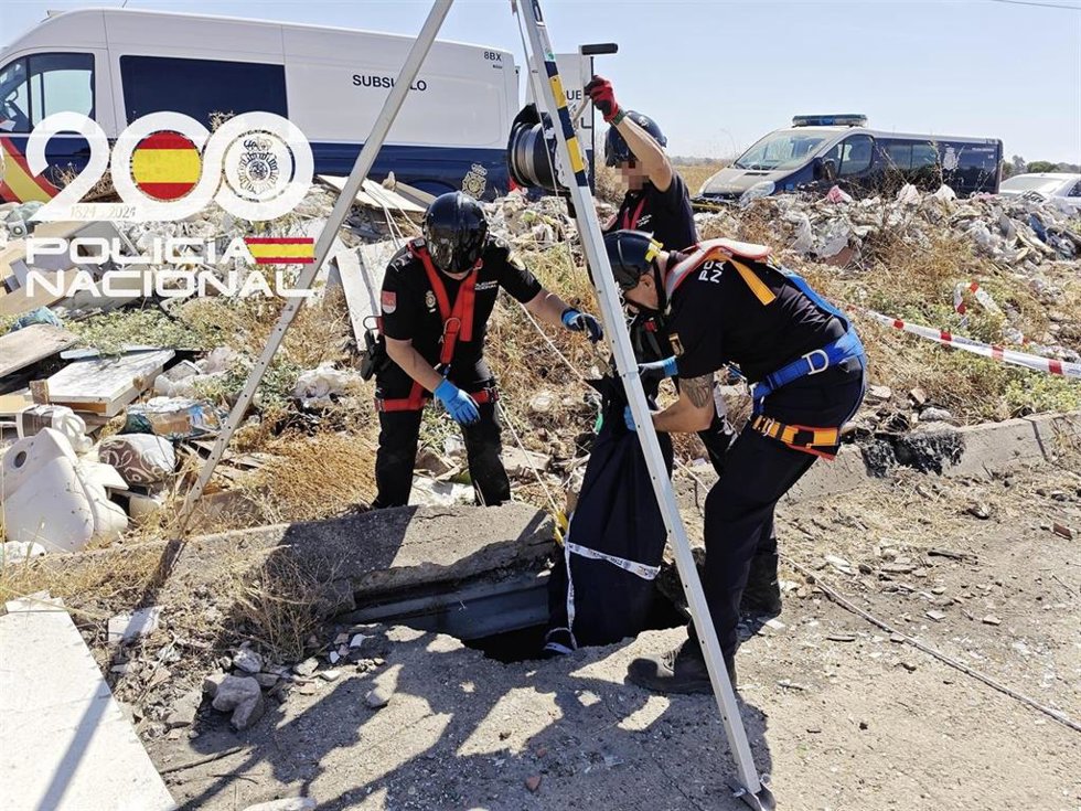 La Policía Nacional retira un cadáver encontrado en el Canal de los Presos en Alcalá de Guadaíra (Sevilla).