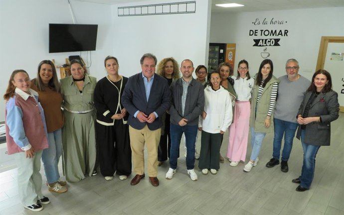 Visita del delegado de Empleo, Empresa y Trabajo Autónomo, Juan Carlos Duarte, a alumnas que participan en diferentes acciones formativas del programa 'Preparadas'.