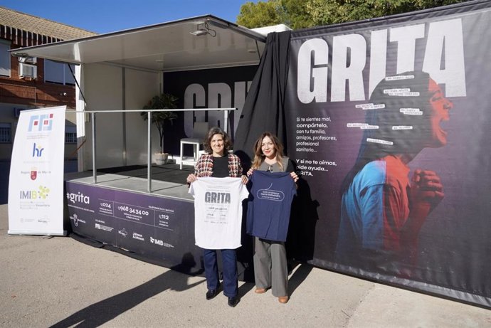 La concejala de Sanidad del Ayuntamiento de Santomera, María Tornel, junto a Fuensanta Martínez, directora de la fundación responsable del programa