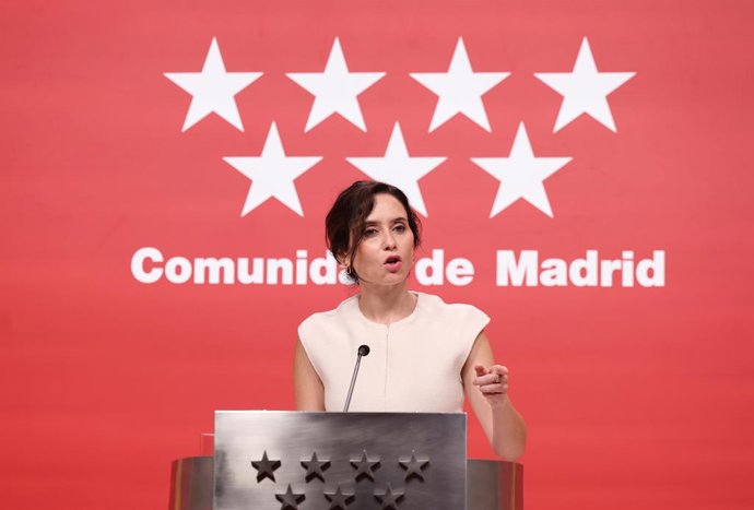 A Presidente da Comunidade de Madri, Isabel Díaz Ayuso, aparece diante da mídia, em 21 de novembro de 2025, em Madri (Espanha). A Suprema Corte (SC) condenou o Procurador-Geral do Estado, Álvaro García Ortíz, a dois anos de prisão.