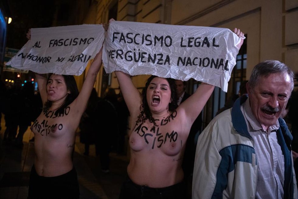 Dos activistas de Femen Spain se manifiestan en un acto franquista en la parroquia de los Doce Apóstoles, a 20 de noviembre de 2025, en Madrid (España). El acto, organizado por la Fundación Nacional Francisco Franco y la familia del dictador, conmemora 