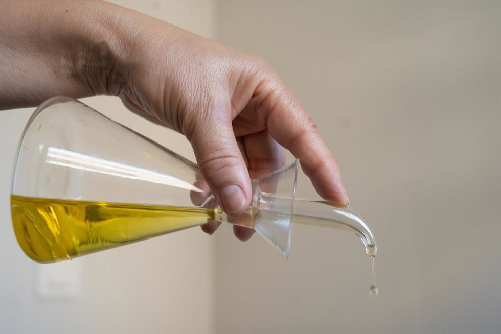 Archivo - Una persona echa aceite de una aceitera.