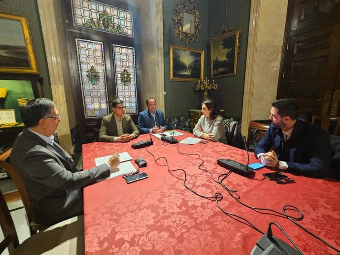 Reunión de Pimentel con comerciantes para las nuevas convocatorias de ayudas por obras de larga duración, en la Casa Consistorial.