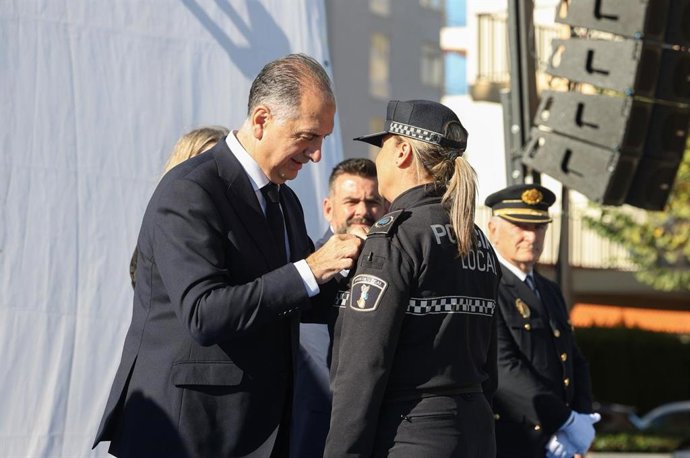 Emergències reconeix la trajectòria de servei públic de les policies locals de 15 municipis