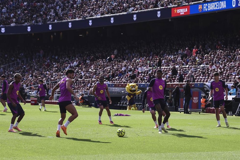 Jugadores del FC Barcelona durante el entrenamiento de puertas abiertas en el nuevo estadio Spotify Camp Nou el 7 de noviembre de 2025